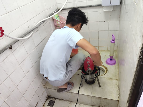 古蔺管道堵塞冒臭气 专业师傅现场解决问题